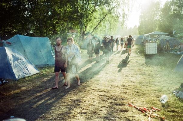 Festivalgänger*innen auf den Zeltplatzwegen im Sonnenschein