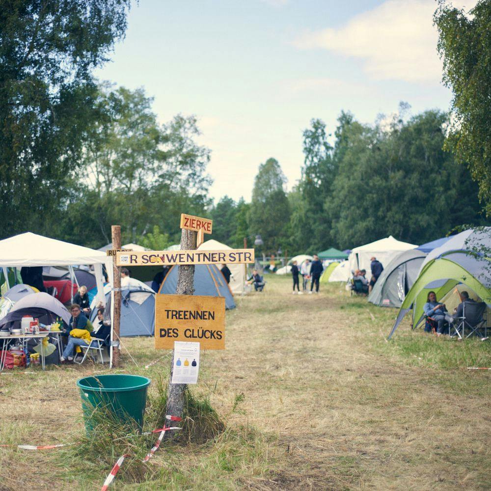 Schilder auf dem Zeltplatz des Immergut-Festivals: 