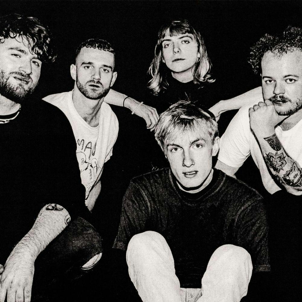 Abbildung der fünf Mitglieder der Band Ditz in schwarz/weiß