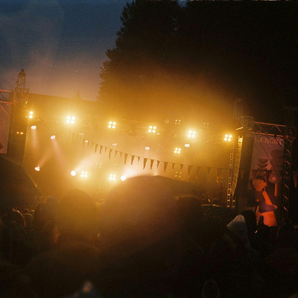 Bühne mit Licht aus dem Publikum fotografiert